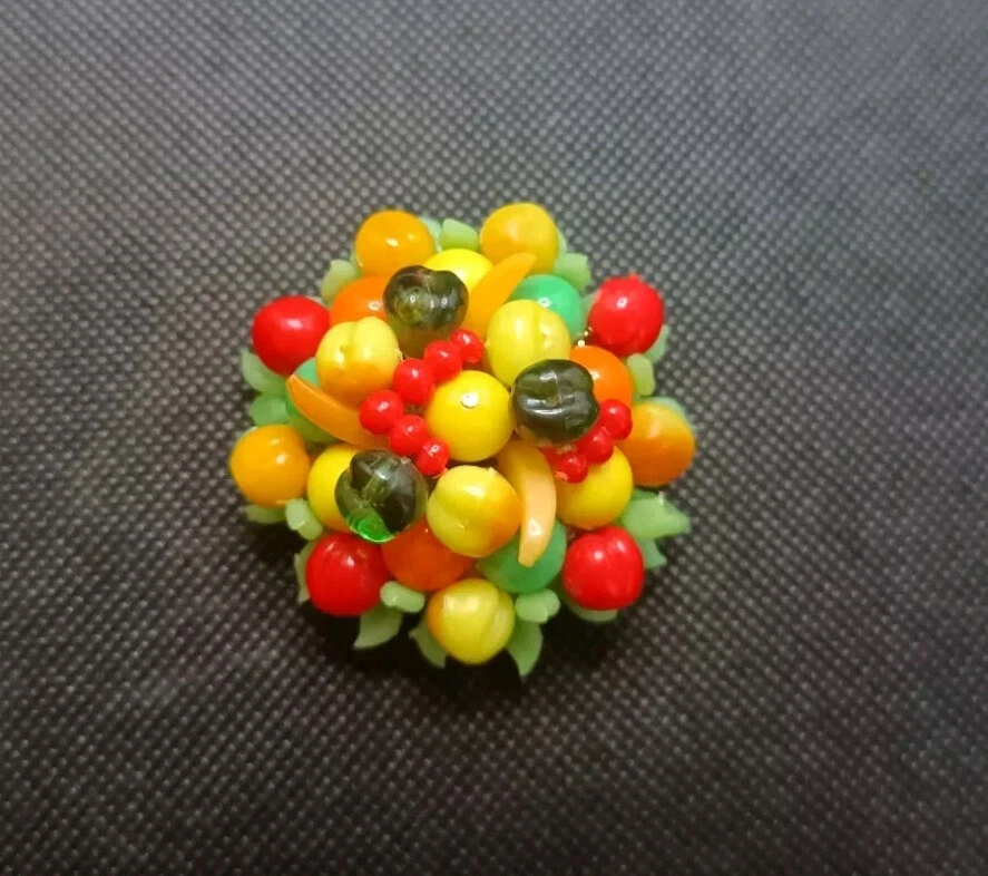 Broche prendedor vintage plástico frutal Tutti tono solucionador sin firmar Foto 1 de 4