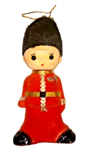 VINTAGE ANNI '60? Soldato eretto in feltro rosso - alto 6"" x 3"" - ornamento albero - Foto 1 di 7