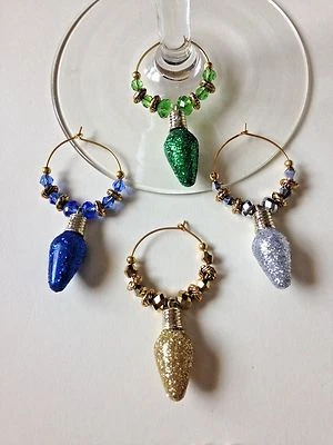 Juego de 4 dijes de copa de vino bombilla de Navidad tono dorado Foto 1 de 4