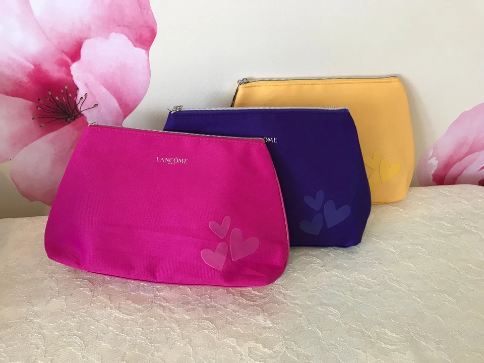 3 BOLSAS DE MAQUILLAJE COSMÉTICO LANCOME púrpura/amarillo/fuchisa con detalles de vinilo corazón nuevo en paquete Foto 1 de 4