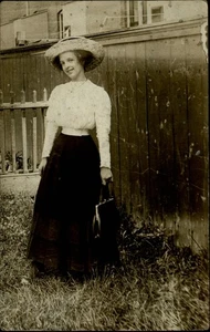 RPPC Mujer Eduardiana Moda Cintura Pequeña Maxi Falda Monedero Sombrero 1904-18 Foto PC - Imagen 1 de 2
