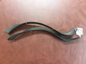 1958-1962 CORVETTE PAIR OF OEM PILLAR DRAIN GUTTERS - 37446117 & 3746118 - Imagen 1 de 2