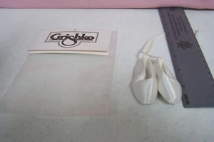 Miniatur Grishko Spitzentänzer Schuhe mit weißer Aufhänger Kordel 2,5" Länge weiß - Bild 1 von 4
