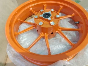 NUEVO DE LOTE ANTIGUO KTM RC 200 250 390 RUEDA TRASERA CPL. HD NARANJA 9021020104404 - Imagen 1 de 10
