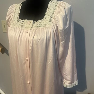 复古 JC Penney 长袍和睡衣套装 70 年代粉色花边装饰缎面 — 第 1/4 张图片