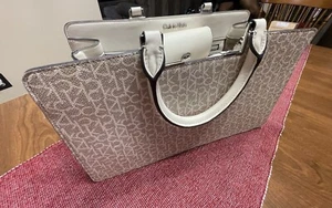 CALVIN KLEIN Monogram CK Signature Faw/Fawn Satchel Hand-Bag Logo H7DDJ6YQ - Picture 1 of 4