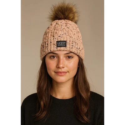 Gorro Ugg Australia para mujer rosa tejido con cable pompón Foto 1 de 4