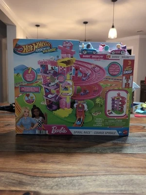 Verso Hot Wheels Racer Barbie Spiral Race con Brooklyn y Malibú Nuevo Foto 1 de 2