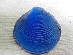 Peso de papel inferior liso superior elevado en forma de carcasa de vidrio azul cobalto vintage - Imagen 1 de 6