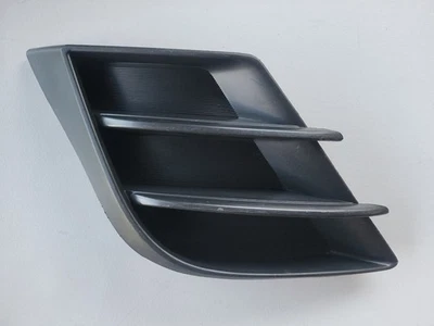 Mazda 3 2010-2011 | Cubierta de bisel de inserción de cavidad de luz antiniebla para pasajero derecho OEM USADO Foto 1 de 3