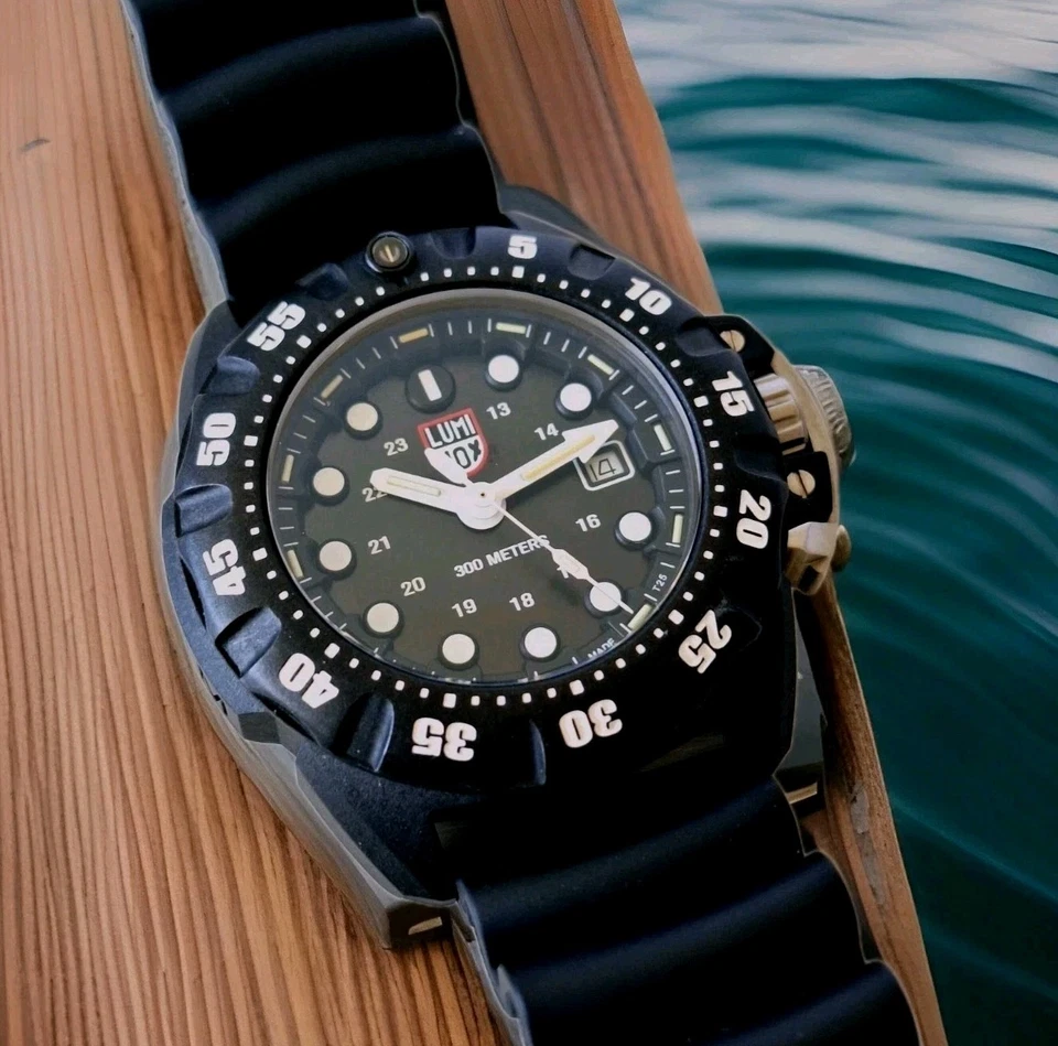 Reloj para hombre Luminox Scott Cassell esfera negra profunda 1550 Save the Sea Wolves Foto 1 de 4