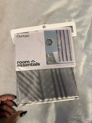 Cortina de Ducha Room Essentials Gris Patrón Líneas Rotas Blanco/Gris 72 X 72  Foto 1 de 4