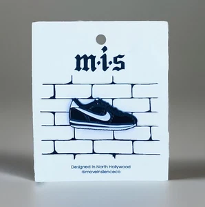Pin Nike Cortez 80s Zapatilla Zapato Negro Blanco Retro Move in Silence 1.25x0.5" Nuevo - Imagen 1 de 2