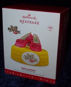 2016 Hallmark RUBY SLIPPERS The Wizard of Oz MAGIC Ornament Shoes Light Up - Picture 1 of 4