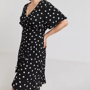 SIMPLY BE LADIES SPOT PRINT CRINKLE WRAP FRONT SKATER DRESS BLACK NEW (ref 537) - Picture 1 of 2
