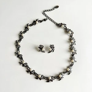 Beautifully designed pearl and crystal, dark metal necklace and earrings set - Picture 1 of 6