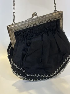 Cartera de seda negra vintage de los años 20 con cuentas con forro floral de cinta y marco de filigrana - Imagen 1 de 17