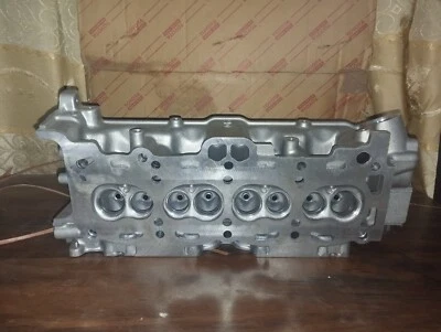 Toyota Corona Corolla Carina New Old Stock Cylinder head Assy - Imagen 1 de 4