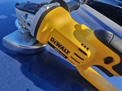 Amoladora DEWALT 20V Max Li-Ion 4-1/2" - 5"" (solo herramienta) (DCG412B) Foto 1 de 4