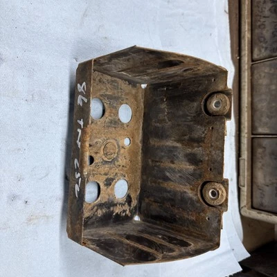 Honda Trx250 Fourtrax 1985-1987 utilitario ATV bandeja de batería buena Foto 1 de 3