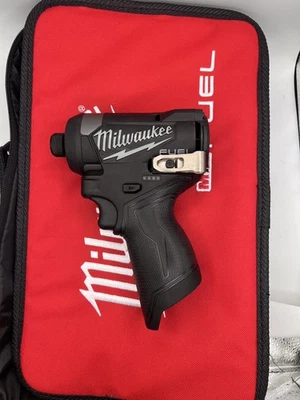 Milwaukee M12 COMBUSTIBLE 1/4" Destornillador de Impacto Hexagonal GEN 3 NEGRO  Foto 1 de 3