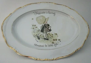 PLATO OVALADO HOLLY HOBBIE 14" "LA FELICIDAD ES TENER A ALGUIEN A QUIEN CUIDAR" - Imagen 1 de 6