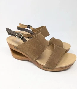 Dansko Damen-Sandale Tamia honigfarben strukturiert Nubuk Keilabsatz Fersenriemen 39 US 8,5–9 - Bild 1 von 10