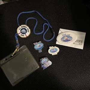 Menge 4 Disney Vacation Club Pins & Schlüsselband Siehe Fotos. Datiert 2000’er Jahre - Bild 1 von 4