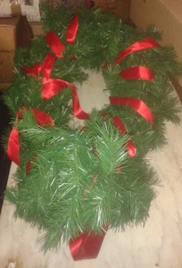 ELEGANTE GHIRLANDA FESTONE CON NASTRO ROSSO NATALE DECORAZIONE 80 X 50 CM. - Foto 1 di 1