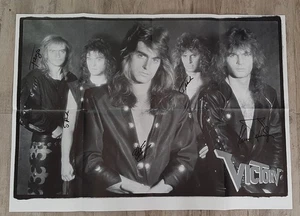 VICTORY –‘’POSTER & POSTCARD’’- HAND SIGNED BY THE BAND - Bild 1 von 12