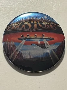 ÁLBUM VINTAGE 1978 BOSTON ROCK BAND DON’T LOOK BACK 2,25” PIN REFLECTANTE BOTÓN - Imagen 1 de 5