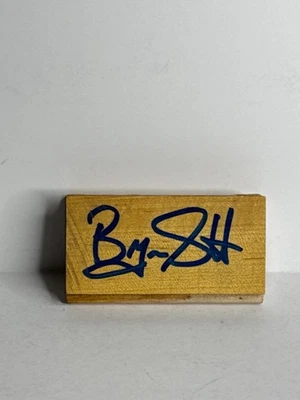 Pieza de piso firmada por Byron Scott 1 5/8 x 3 Lakers PSA E11652 Foto 1 de 2