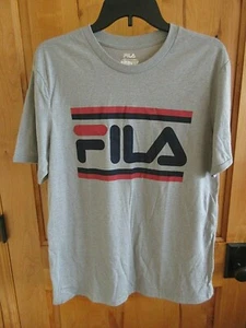 FILA NEW OLD STOCK LOGO NEU MIT ETIKETT GRÖSSE M T-SHIRT SSLV RUNDHALSAUSSCHNITT ROT & MARINEBLAU AUF GRAU - Bild 1 von 4