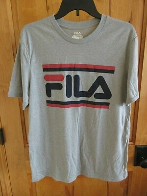FILA NOVO LOGOTIPO ESTOQUE ANTIGO NOVO COM ETIQUETAS TAMANHO M CAMISETA SSLV GOLA REDONDA VERMELHA E AZUL MARINHO EM CINZA - Imagem 1 de 4