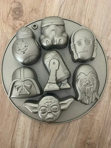 Sartén para pasteles Star Wars Williams Sonoma BB8 Yoda R2D2 Chewbacca Darth Vader Bundt - Imagen 1 de 6