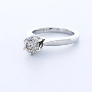 ANILLO SOLITARIO CLÁSICO PUNTA PLATINO CORTE REDONDO J/VS1 DIAMANTE NATURAL AGI 1,3 QUILATES - Imagen 1 de 4