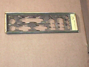 Panneau shield i/o GIGABYTE GA-M61SME-S2 REV 2.0 plaque arriere - Photo 1/1