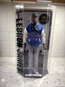 Muñeca Barbie Signature Lebron James Kenbassadors Ken con chaqueta universitaria - Imagen 1 de 4