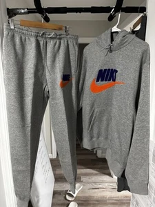 Neu mit Etikett Nike Herren Club Chenille Futura GRAUER DURCHGEHENDER SWEATANZUG Hoodie (L) Hose (M) NEU - Bild 1 von 3