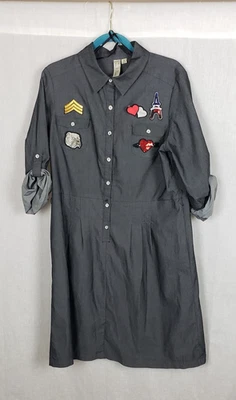 Vestido Emma & Michele 16 Gris Oscuro Botón Frontal Parche Artístico Twee Regreso a la Escuela Foto 1 de 4