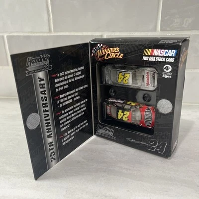 NUEVO EN CAJA #24 JEFF GORDON 25 ANIVERSARIO JUEGO DE 2 COCHES GANADORES CÍRCULO DUPONT 2009 Foto 1 de 4