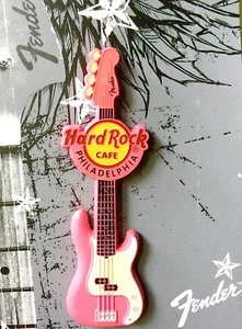 2013 HARD ROCK CAFE PHILADELPHIA PINK FENDER SPRUZZATO METALLO CHITARRA SERIE LE PIN - Foto 1 di 1
