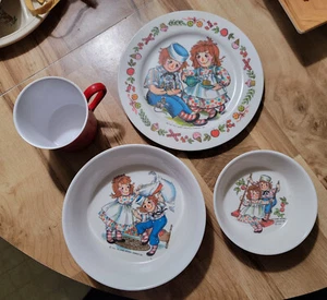 Juego de platos para niños vintage Raggedy Ann and Andy con taza roja sólida - Imagen 1 de 1