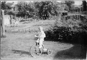 Foto de colección 3"x2.5" niño en triciclo grande BW - Imagen 1 de 1