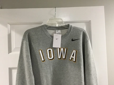 NWT-Nike Men’s Iowa Hawkeyes Gray Club Fleece Crewneck Sweatshirt-Size XLARGE Cover