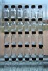 Lot de 30 bouteilles en verre transparent de 0,7 oz avec couvercles ~ d'occasion, étiquettes enlevées