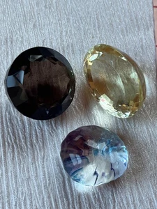 Lotto misto di cuscini rotondi giallo pallido sfaccettati o marrone fumé e pizzicati con - Foto 1 di 9