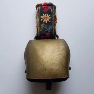 Antigua faja bordada campana vaca bronce alpino 10 cm flor Edelweiss Alpes suizos - Imagen 1 de 21