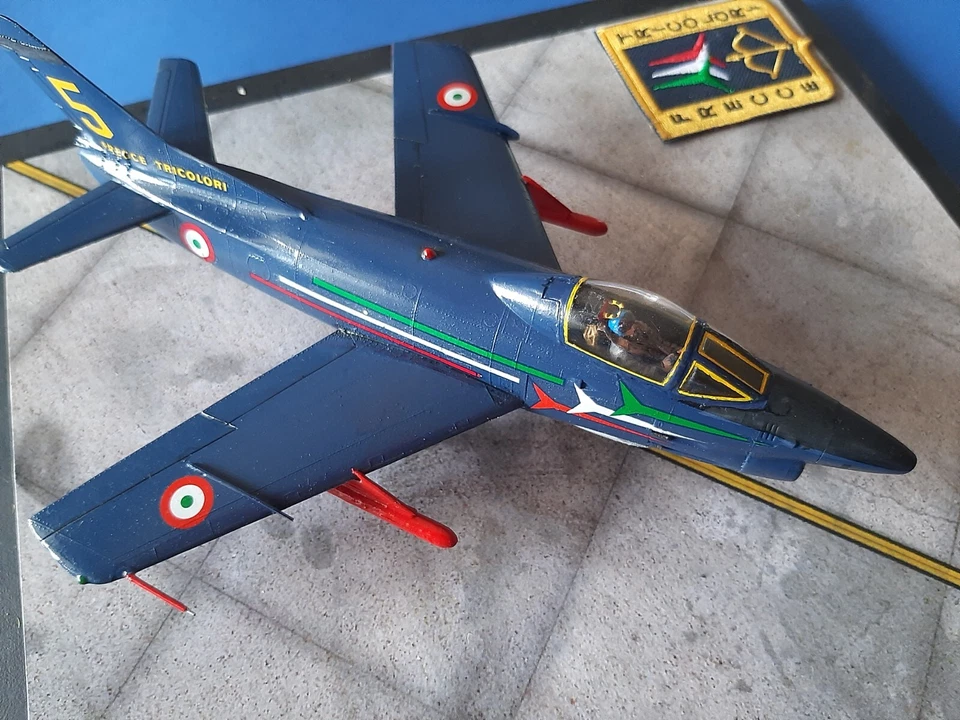 Fiat G.91 PAN Frecce tricolori 1/48 Italeri  with diorama ( cm 29 x 29 ) 1 - Immagine 1 di 4