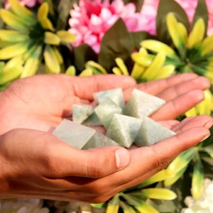Green Aventurine Small Pyramids Lot of 9Pc - Picture 1 of 8
